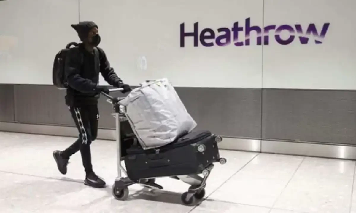 ہیتھرو ایئرپورٹ: آسٹریلوی مسافر کے بیگ سے 4 لاکھ پاؤنڈ برآمد