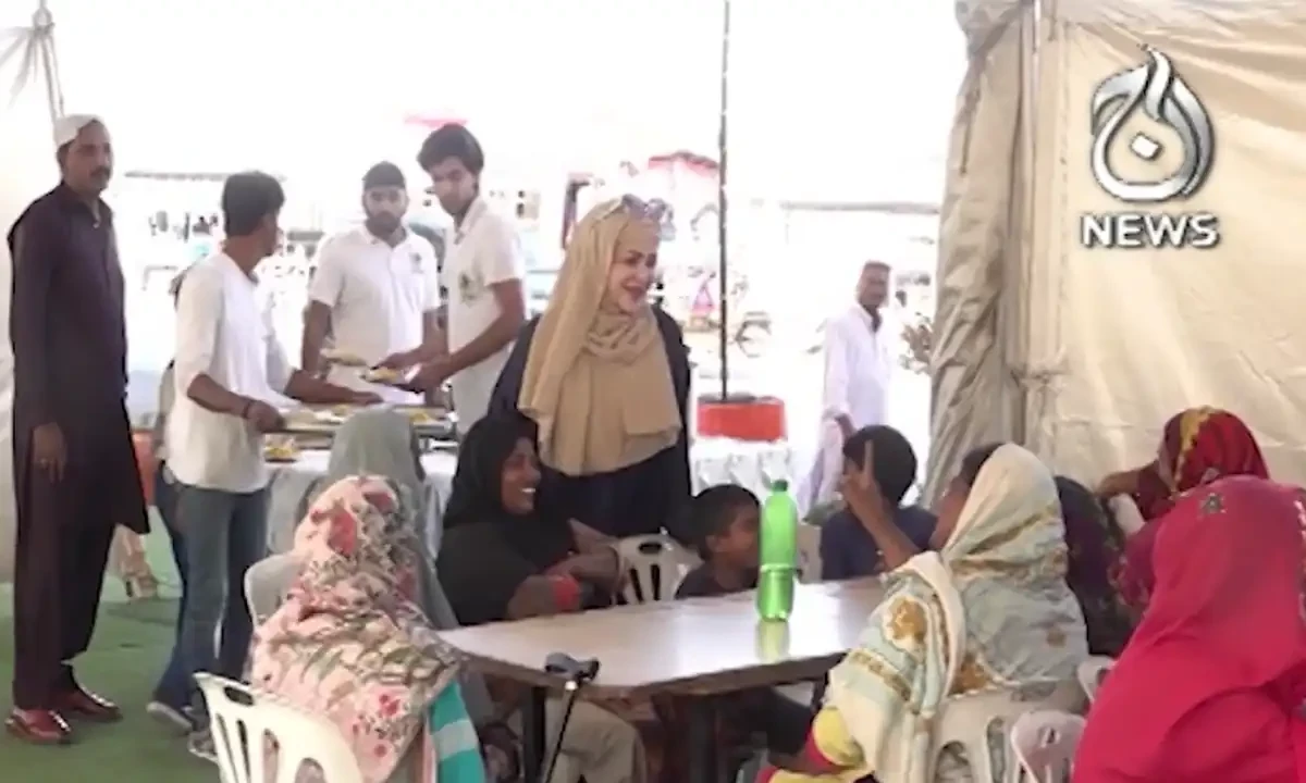 کراچی کا انوکھا فلاحی دسترخوان جہاں خواتین اور بچوں کو مفت کھانا کھلایا جاتا ہے