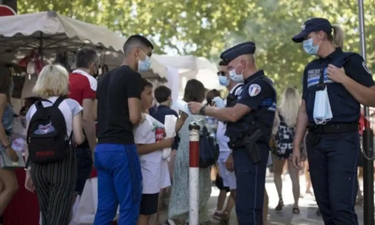 فرانس کے اسکولوں میں بچوں کے بیگز کی پولیس تلاشی کیوں لے گی؟