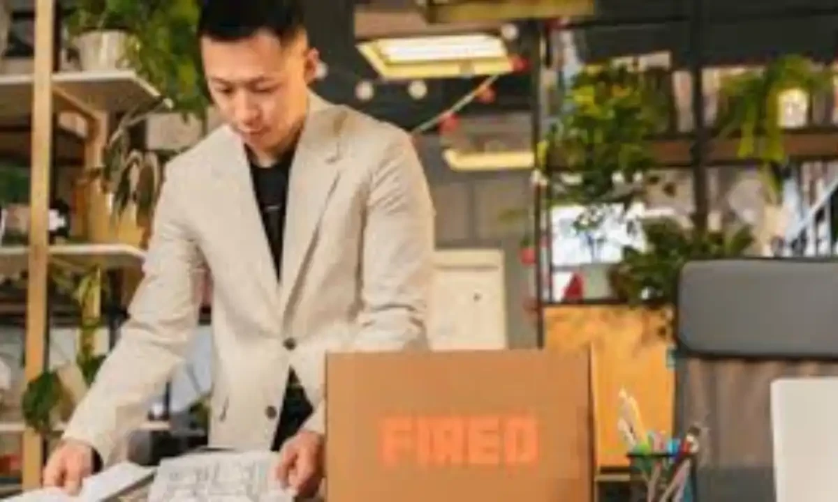 شادی کرو یا گھر بیٹھو: کمپنی کا کنوارے اور طلاق یافتہ ملازمین کو نوکری سے نکالنے کا اعلان