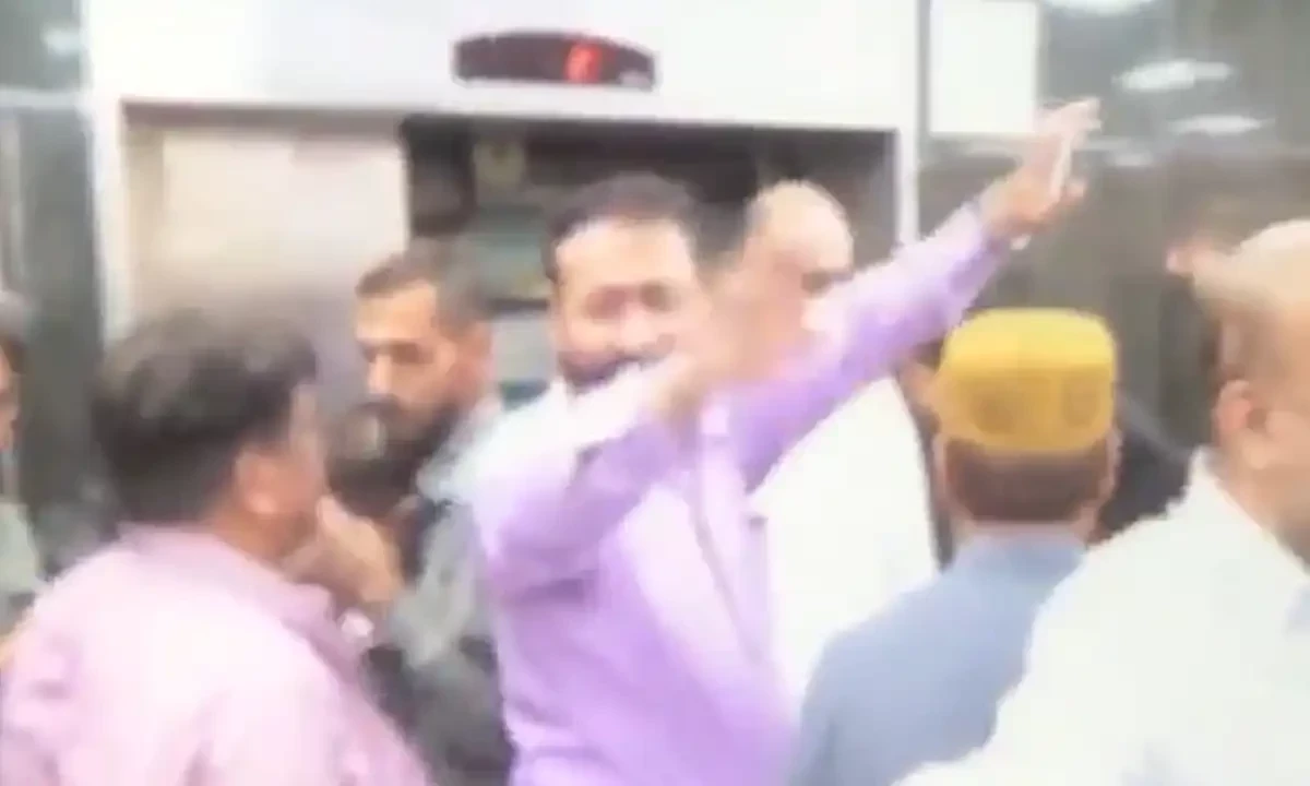 Karachi Mayor Murtaza Wahab and Deputy Mayor Salman Abdullah Murad with 15 others were stuck in life. Screengrab via Youtube/@Aaj News Karachi Mayor Murtaza Wahab and Deputy Mayor Salman Abdullah Murad with 15 others were stuck in life. Screengrab via Youtube/@Aaj News
