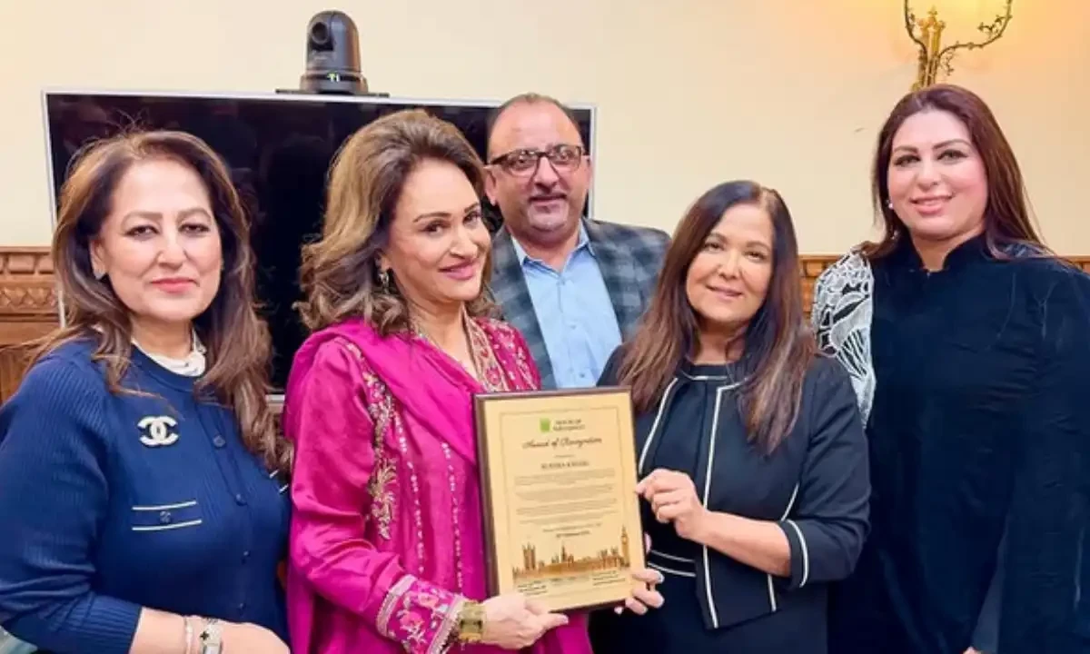 Pakistani actor Bushra Ansari with her family. Photo via Instgram/@samaraeventsuk