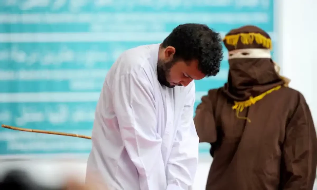 انڈونیشیا میں ہم جنس پرستی پر 2 افراد کو سر عام کوڑے مارے گئے