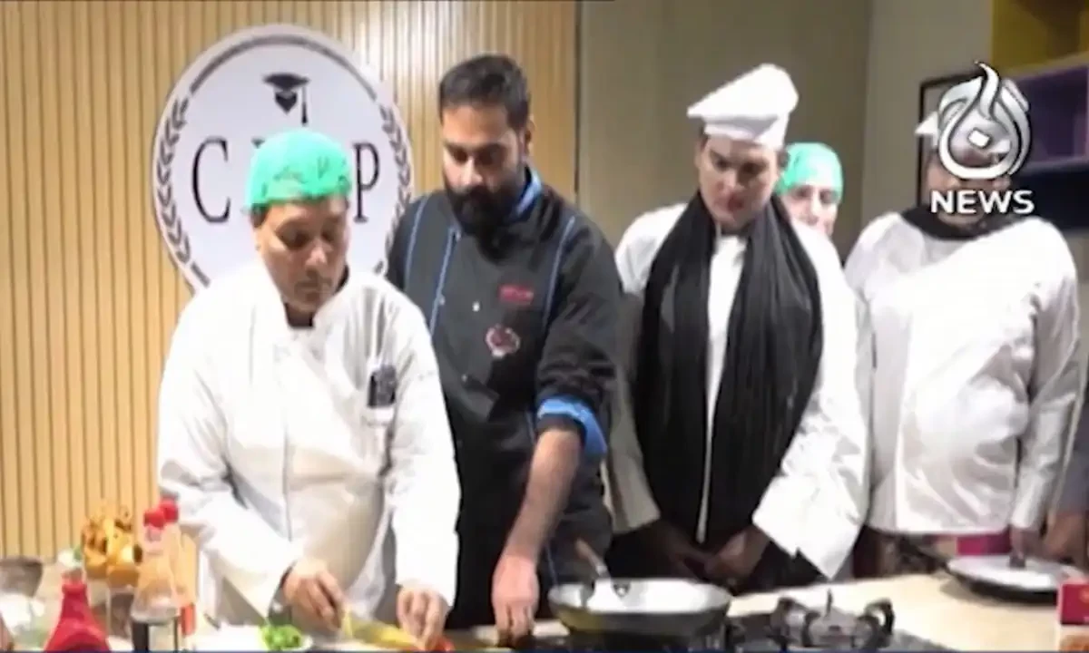 لاہور کے خواجہ سراؤں نے ناچ گانے اور بھیک مانگنے کی بجائے کامیاب شیف بننے کی ٹھان لی