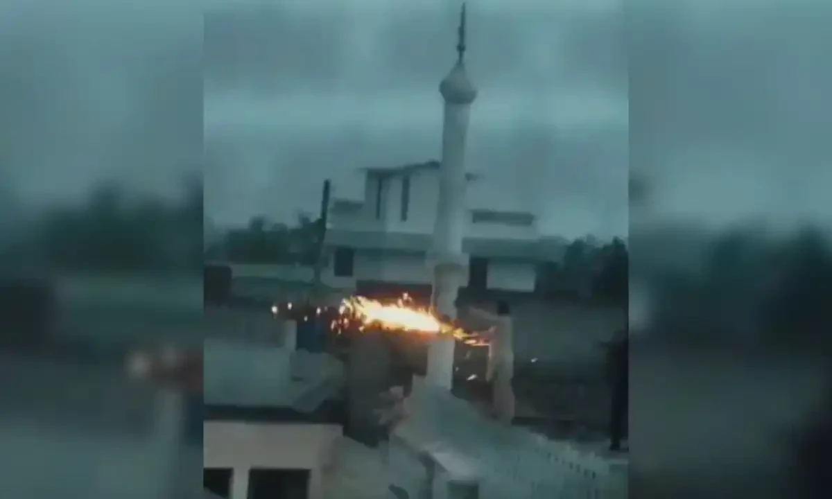 A still from a video shows a person demolishing a minaret of a Ahmadiyya community place of worship in Punjab’s Gujranwala. Aaj News could not independently verify the veracity of the video. Screengrab A still from a video shows a person demolishing a minaret of a Ahmadiyya community place of worship in Punjab’s Gujranwala. Aaj News could not independently verify the veracity of the video. Screengrab