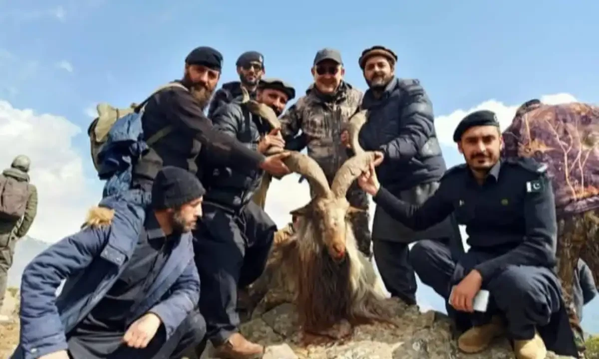 چترال: روسی شہری نے رواں سال کے سب سے بڑے مارخور کا شکار کر لیا