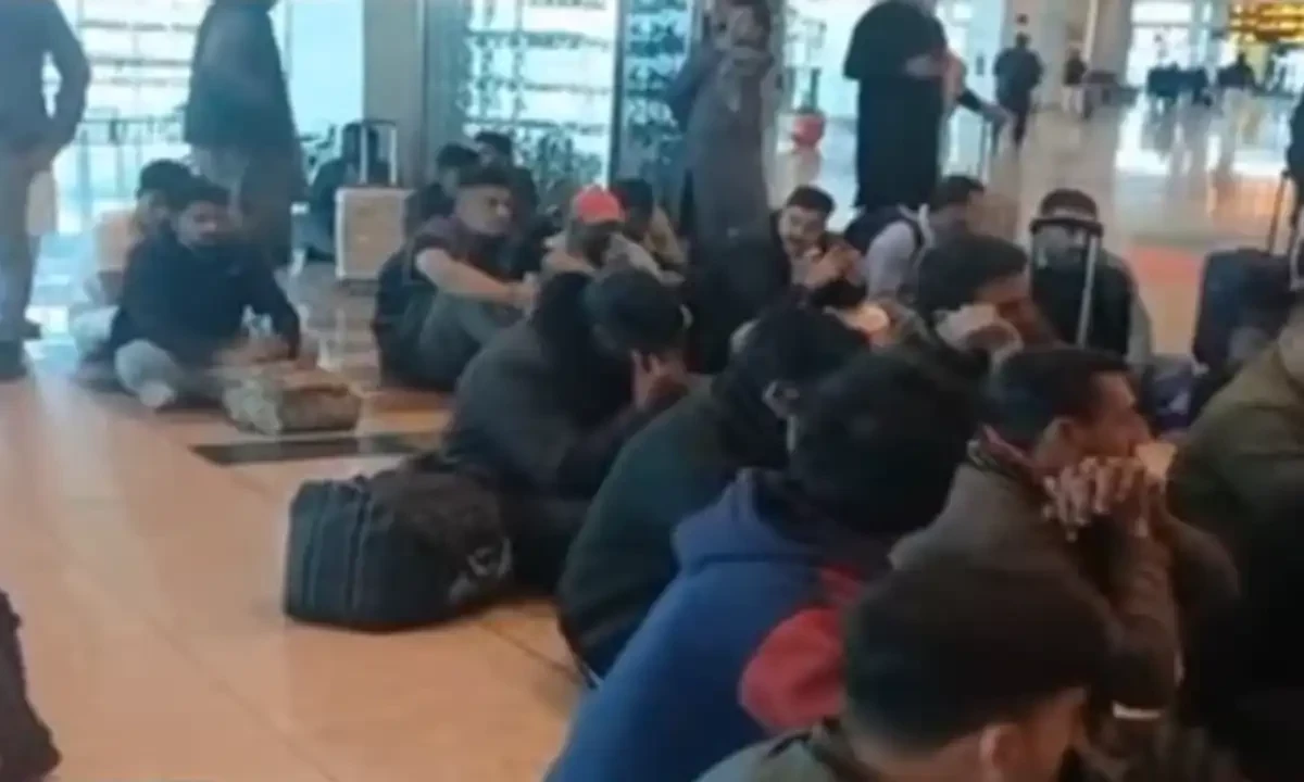 Over 200 passengers were left stranded at Islamabad Airport. Screengrab via Youtube/@Aajnews Over 200 passengers were left stranded at Islamabad Airport. Screengrab via Youtube/@Aajnews