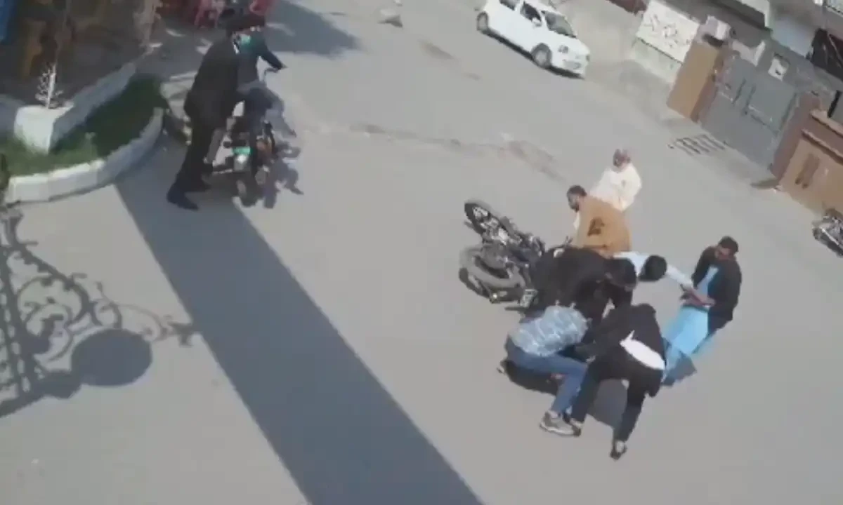 A group of people beat a security guard outside the Faisalabad’s Nazimabad City Park. Screengrab via CCTV footage A group of people beat a security guard outside the Faisalabad’s Nazimabad City Park. Screengrab via CCTV footage