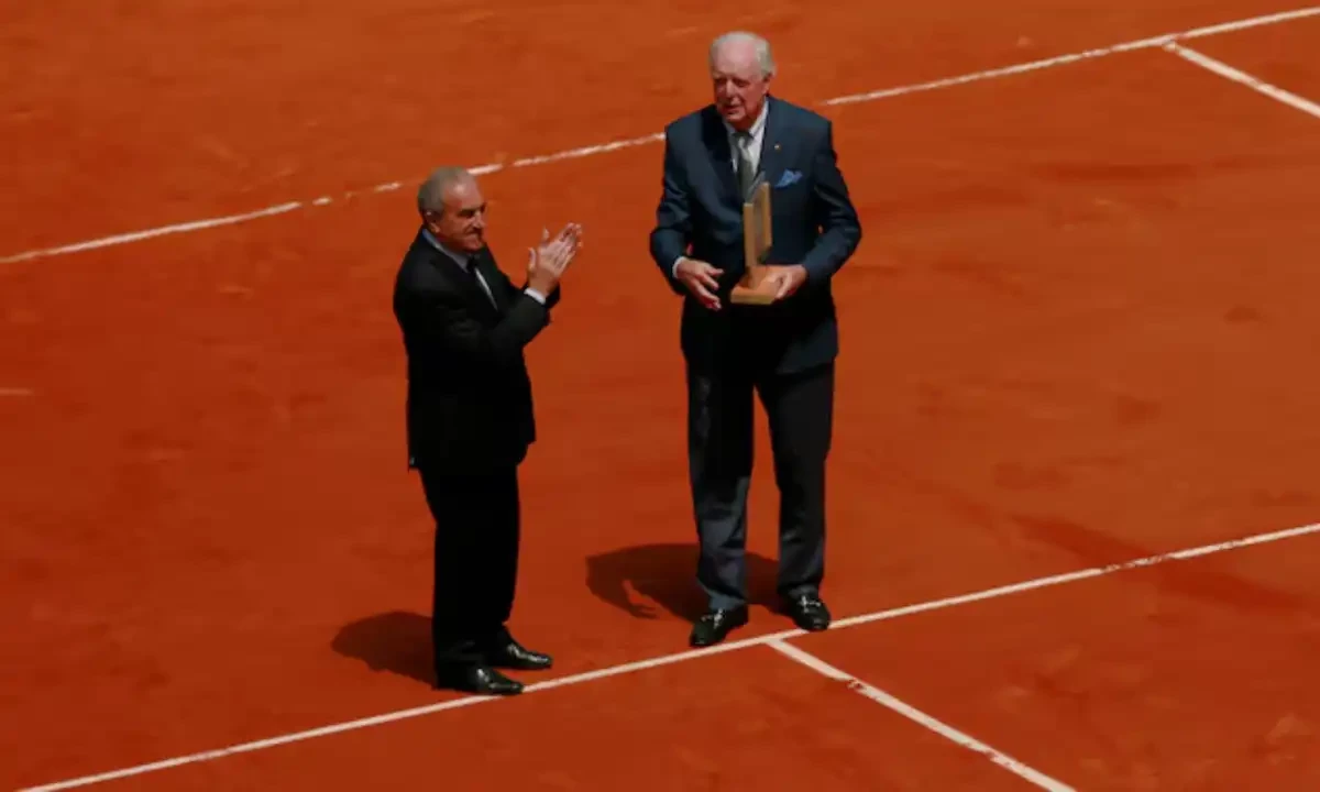 Former Austrailan player Fred Stolle is presented with an award by FFT President Jean Gachassin. Reuters Former Austrailan player Fred Stolle is presented with an award by FFT President Jean Gachassin. Reuters