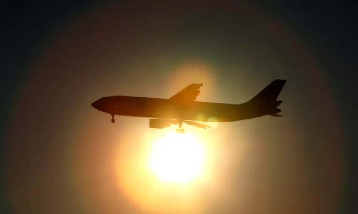 A Japan Airlines aircraft is silhouetted against the setting sun as it prepares to land at Haneda airport in Tokyo, January 17, 2010. REUTERS A Japan Airlines aircraft is silhouetted against the setting sun as it prepares to land at Haneda airport in Tokyo, January 17, 2010. REUTERS