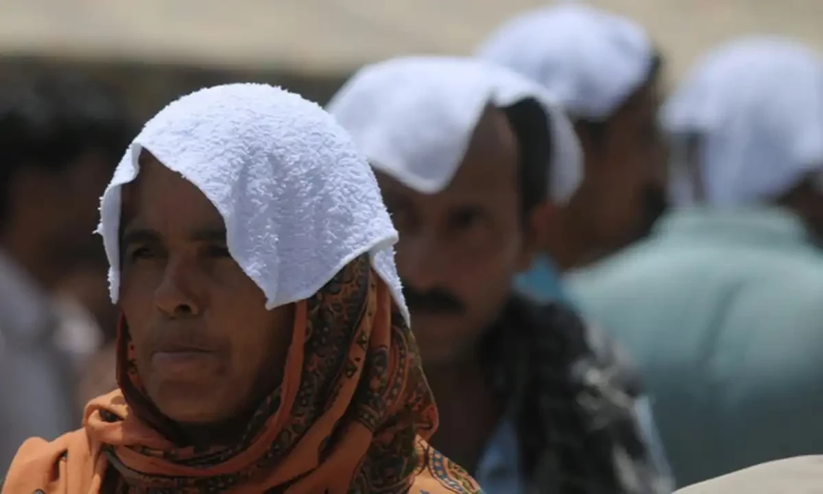 Relatives of heatstroke victims, their heads covered with wet towels, wait outside a hospital during a heatwave in Karachi on June 29, 2015. AFP Relatives of heatstroke victims, their heads covered with wet towels, wait outside a hospital during a heatwave in Karachi on June 29, 2015. AFP