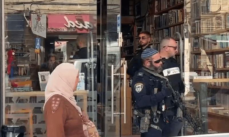 مقبوضہ بیت المقدس میں مشہور کتاب کی دکان پر اسرائیلی پولیس کا چھاپہ، مالک گرفتار