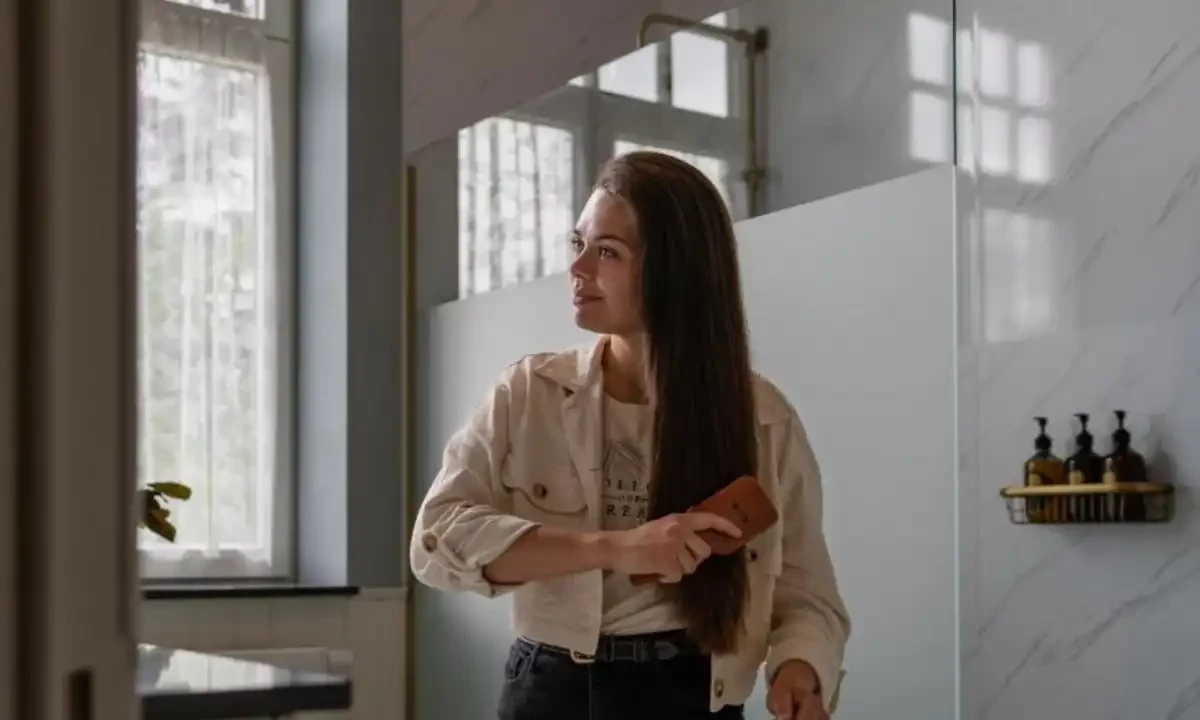 کھڑے ہو کر کنگھا نہ کریں اس سے دل کمزور ہوتا ہے