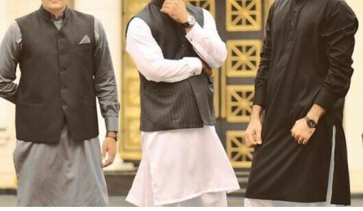 خیبر پختونخوا: نوجوان ریڈی کپڑوں کو ترجیح دینے لگے، شلوار قمیض کے ساتھ واسکٹ کا رجحان بڑھ گیا