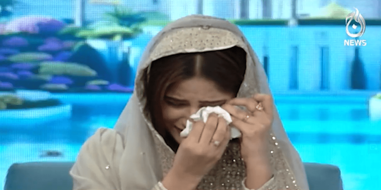 دوستوں کی بےوفائی پر سوال کرنے کے بعد پروگرام کی میزبان رو پڑیں