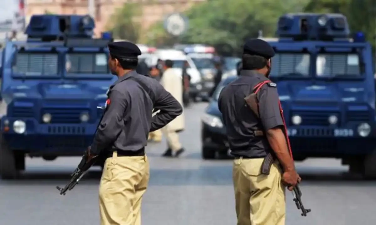 کراچی میں پولیس کیمپ پر کریکر حملہ، 3 اہلکار زخمی، سی سی فوٹیج سامنے آ گئی