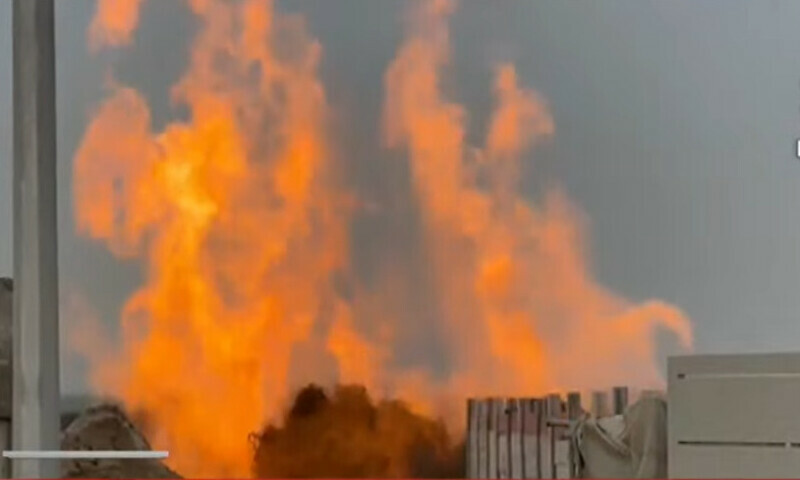 کراچی: کورنگی کراسنگ میں بورنگ کے دوران لگی بے قابو آگ کو نہ بجھنے دینے کا فیصلہ