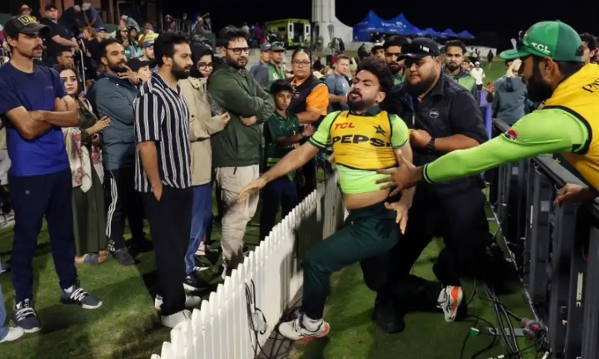نیوزی لینڈ میں افغان شائقین کی پاکستان کرکٹ ٹیم کے کھلاڑیوں سے بدتمیزی، پی سی بی کی مذمت