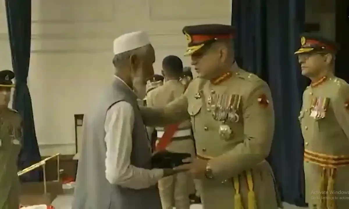 پشاور، لاہور اور کراچی میں پاک فوج کے افسروں اور جوانوں کیلئے اعلیٰ فوجی اعزازات