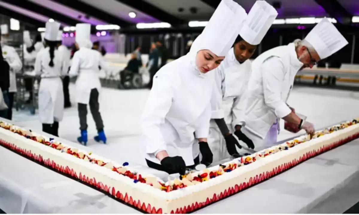 Over 121 metres cake made in Italy. AFP Over 121 metres cake made in Italy. AFP