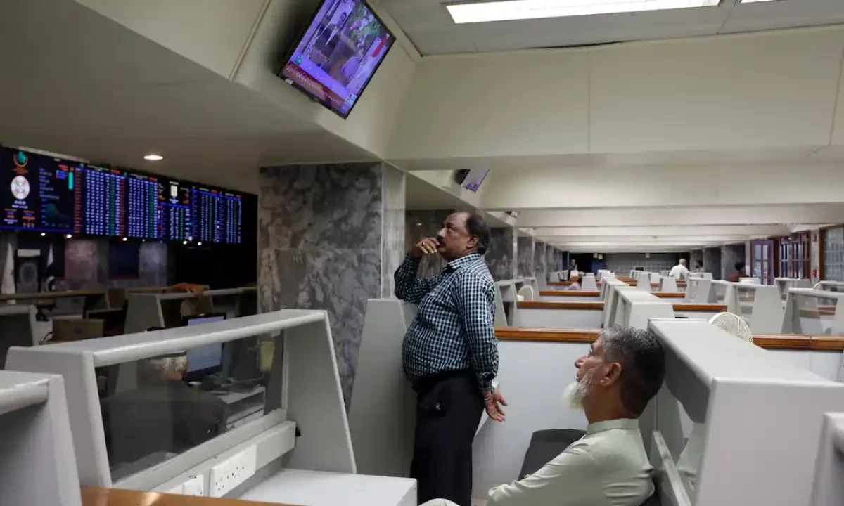 Stock brokers monitor new on television screen at a booth, during a trading session at the Pakistan Stock Exchange, in Karachi, Pakistan July 3, 2023. REUTERS Stock brokers monitor new on television screen at a booth, during a trading session at the Pakistan Stock Exchange, in Karachi, Pakistan July 3, 2023. REUTERS