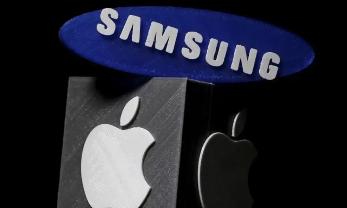 3D-printed Samsung and Apple logos are seen in this picture illustration made in Zenica, Bosnia and Herzegovina on January 26, 2016. REUTERS 3D-printed Samsung and Apple logos are seen in this picture illustration made in Zenica, Bosnia and Herzegovina on January 26, 2016. REUTERS