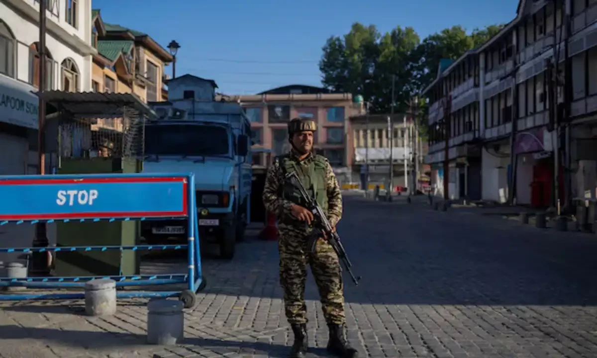 An Indian security force personnel stands guard on a street, following an attack on tourists near Pahalgam in south Kashmir, in Srinagar, April 29, 2025. Reuters An Indian security force personnel stands guard on a street, following an attack on tourists near Pahalgam in south Kashmir, in Srinagar, April 29, 2025. Reuters