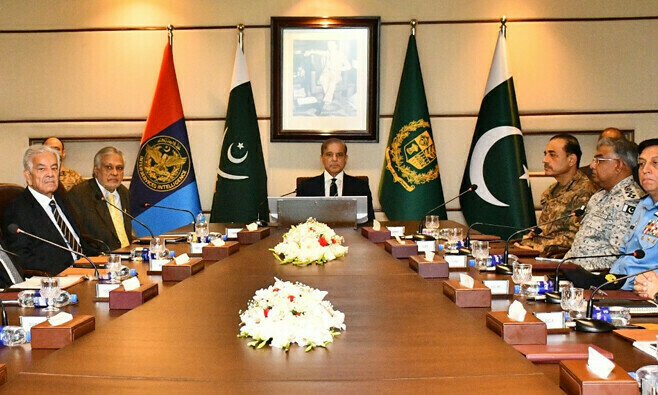 وزیراعظم، مسلح افواج کے سربراہان کا آئی ایس آئی ہیڈ کوارٹرز کا دورہ، وطن کے دفاع کے عزم کا اعادہ