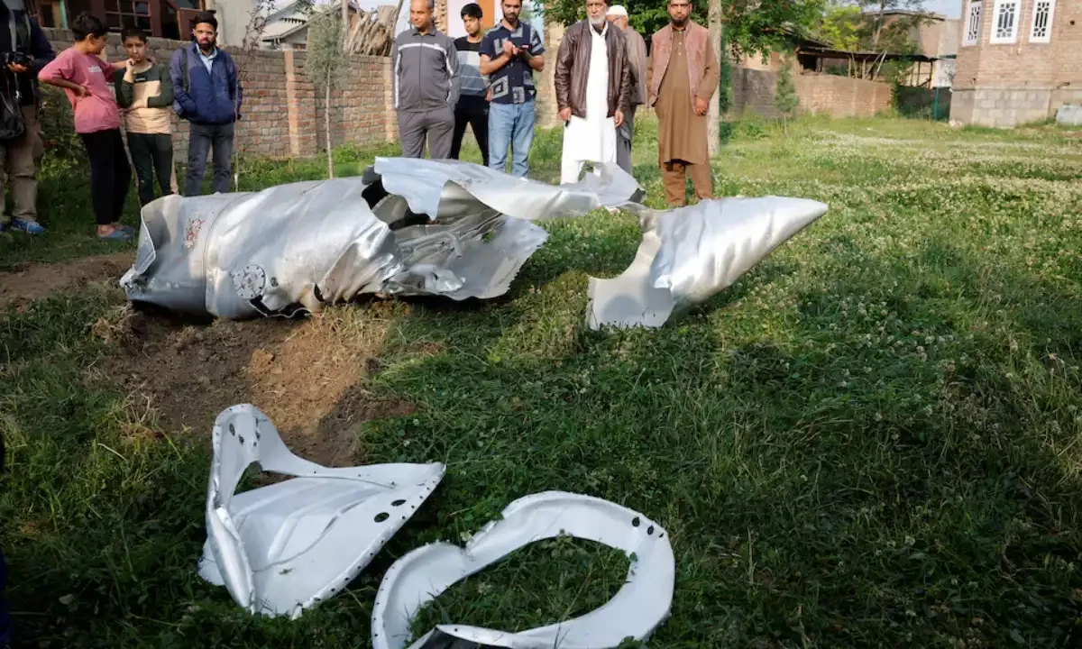 7 مئی 2025 : بھارتی طیارے کا ملبہ جنوبی کشمیر کے ضلع پلوامہ کے علاقے وویان میں زمین پر بکھرا پڑا ہے۔ (روئٹرز) 7 مئی 2025 : بھارتی طیارے کا ملبہ جنوبی کشمیر کے ضلع پلوامہ کے علاقے وویان میں زمین پر بکھرا پڑا ہے۔ (روئٹرز)