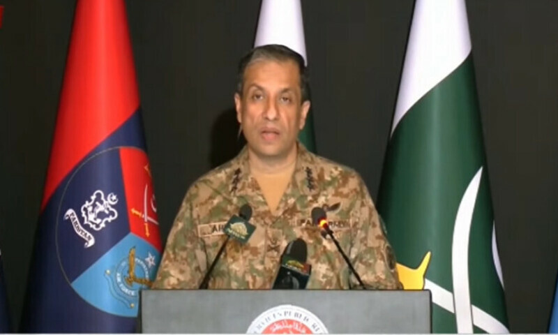 ڈی جی آئی ایس پی آر لیفٹیننٹ جنرل احمد شریف چوہدری اہم پریس کانفرنس کر رہے ہیں (اسکرین گریب تصویر) ڈی جی آئی ایس پی آر لیفٹیننٹ جنرل احمد شریف چوہدری اہم پریس کانفرنس کر رہے ہیں (اسکرین گریب تصویر)