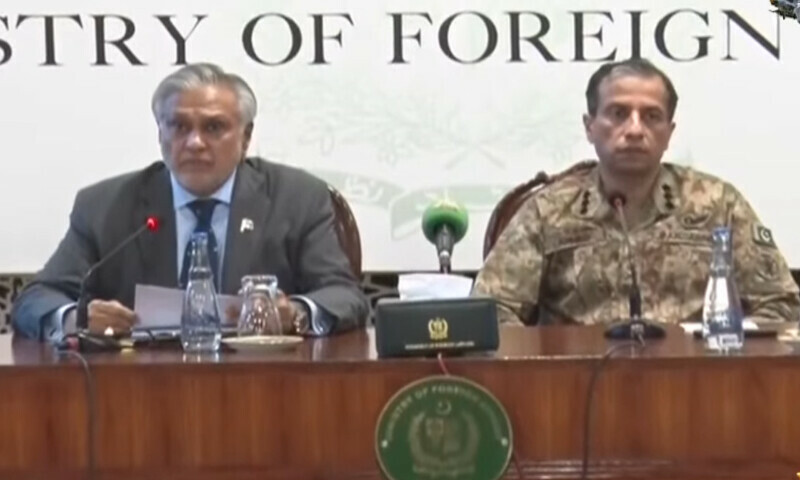 نائب وزیراعظم اسحاق ڈار کی ترجمان پاک فوج ڈی جی آئی ایس پی آر لیفٹننٹ جنرل احمد شریف چوہدری کے ہمراہ نیوزکانفرنس کر رہے ہیں (اسکرین گریب تصویر) نائب وزیراعظم اسحاق ڈار کی ترجمان پاک فوج ڈی جی آئی ایس پی آر لیفٹننٹ جنرل احمد شریف چوہدری کے ہمراہ نیوزکانفرنس کر رہے ہیں (اسکرین گریب تصویر)