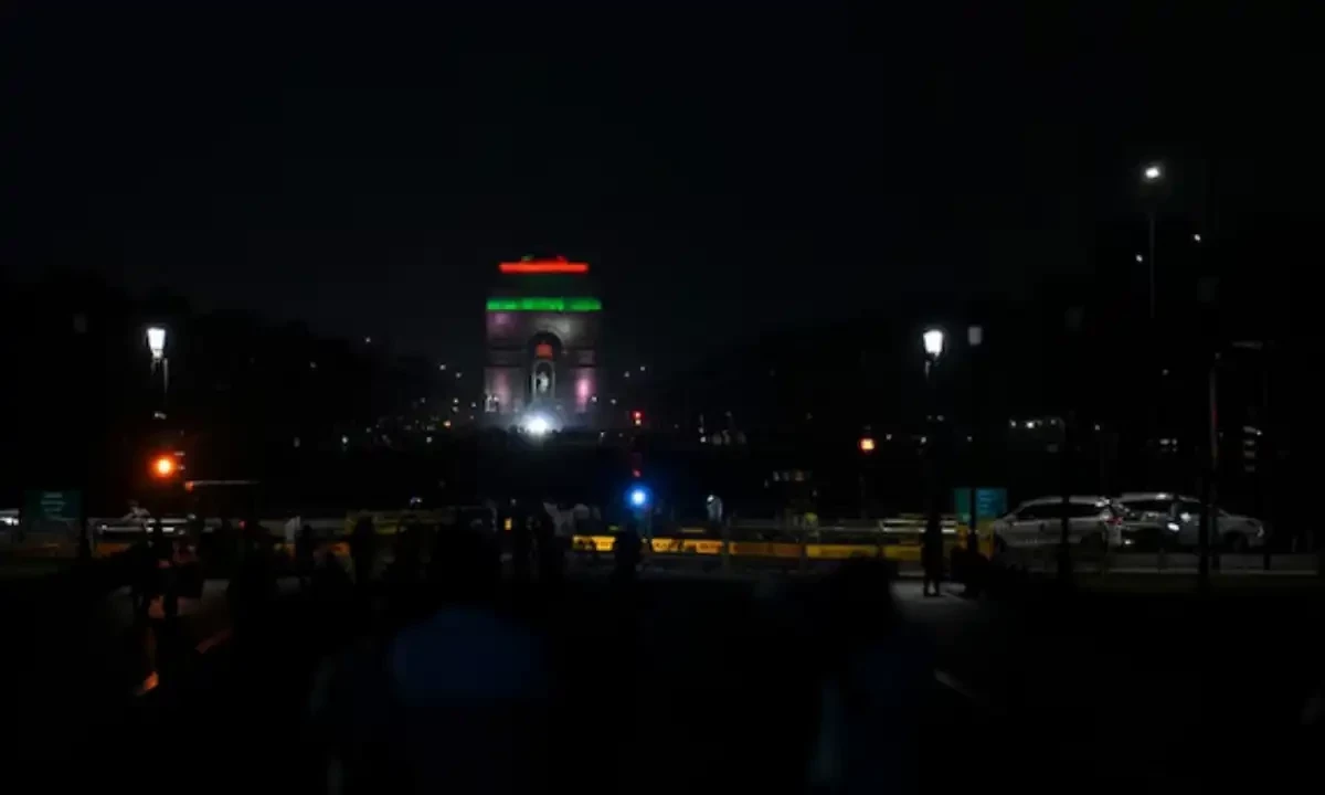 جمعرات کی رات بلیک آؤٹ کے دوران انڈیا گیٹ کا منظر جمعرات کی رات بلیک آؤٹ کے دوران انڈیا گیٹ کا منظر