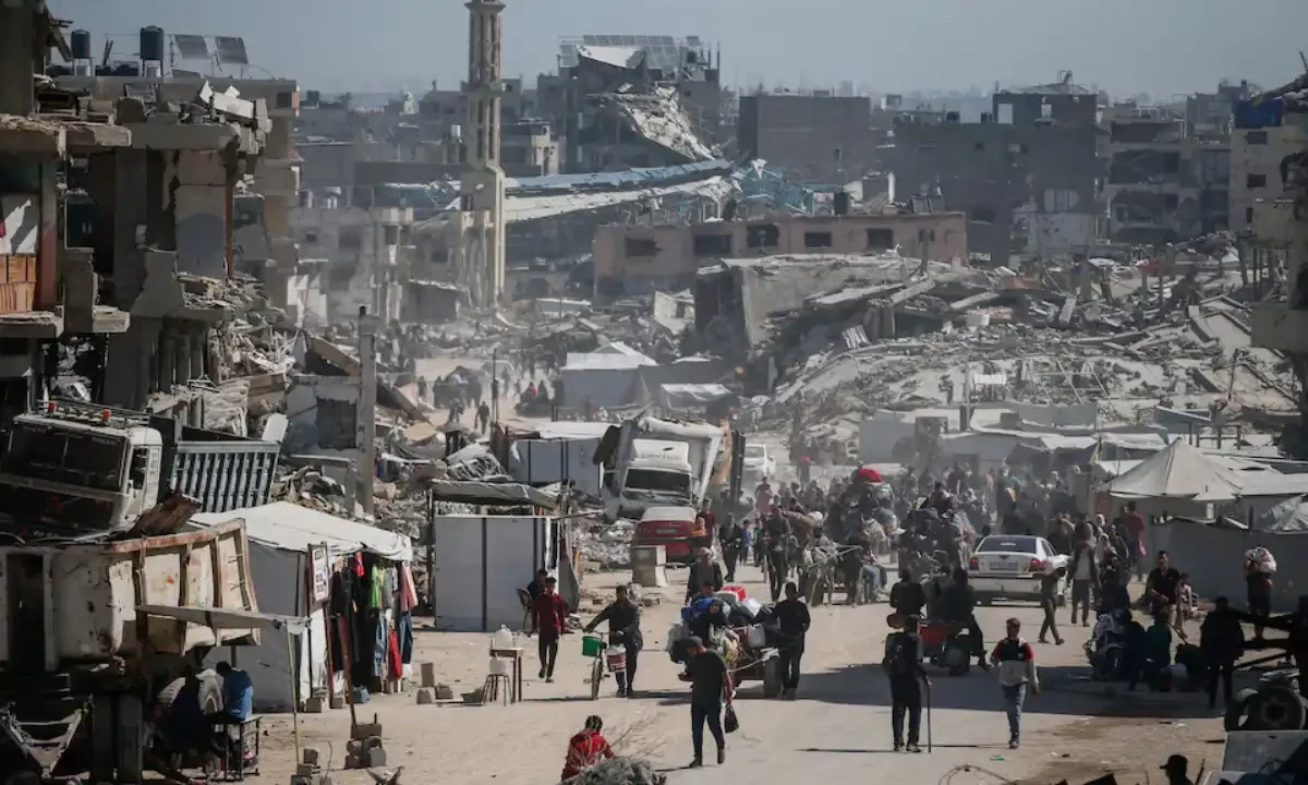 Palestinians make their way with belongings as they fled their homes, after Israeli air strikes, in the northern Gaza Strip May 16, 2025. REUTERS Palestinians make their way with belongings as they fled their homes, after Israeli air strikes, in the northern Gaza Strip May 16, 2025. REUTERS