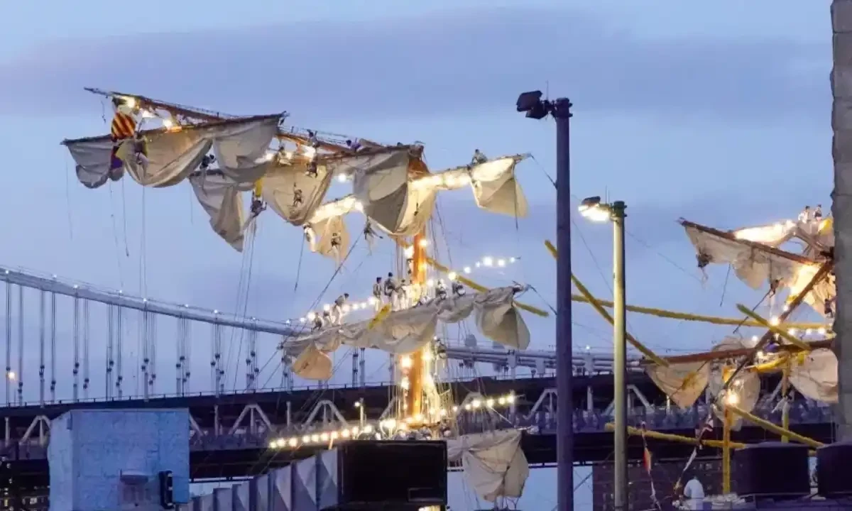 میکسیکن نیوی کا جہاز بروکلین پُل سے ٹکرا گیا،2 افراد ہلاک