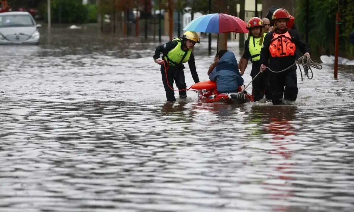 Firefighters evacuate people amid flooding caused by heavy rains, in Capilla del Senor, in Buenos Aires, Argentina May 17, 2025. REUTERS Firefighters evacuate people amid flooding caused by heavy rains, in Capilla del Senor, in Buenos Aires, Argentina May 17, 2025. REUTERS