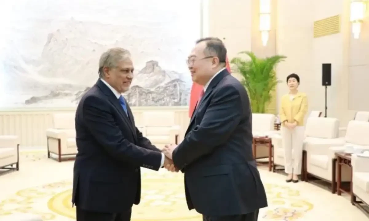 Deputy Prime Minister and Foreign Minister Senator Mohammad Ishaq Dar [left] and IDCPC Minister Liu Jianchao [right]. Photo via APP