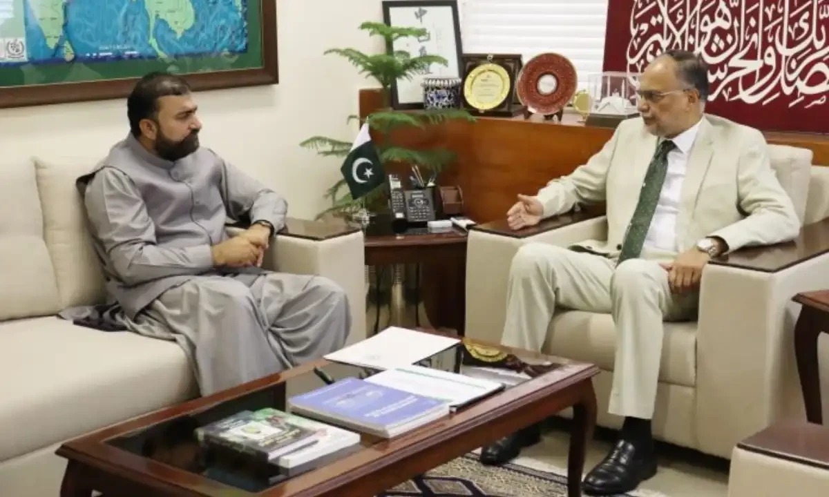 Federal Minister for Planning, Development and Special Initiatives Professor Ahsan Iqbal met with Chief Minister of Balochistan Mir Sarfraz Bugti. Photo via APP Federal Minister for Planning, Development and Special Initiatives Professor Ahsan Iqbal met with Chief Minister of Balochistan Mir Sarfraz Bugti. Photo via APP