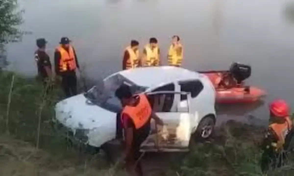 A car plunged into canal, killing at least 3. Photo via the author A car plunged into canal, killing at least 3. Photo via the author
