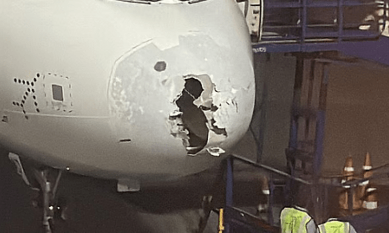 آگے سے تباہ بھارتی مسافر طیارے کی مقبوضہ کشمیر میں ایمرجنسی لینڈنگ