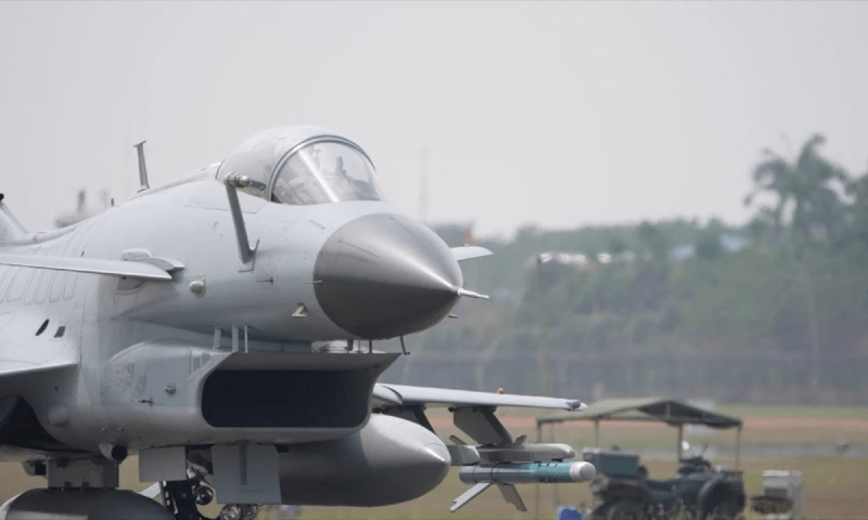 ملائیشیا میں جاری عالمی دفاعی نمائش میں چینی لڑاکا طیارہ J-10CE مرکزِ نگاہ بن گیا