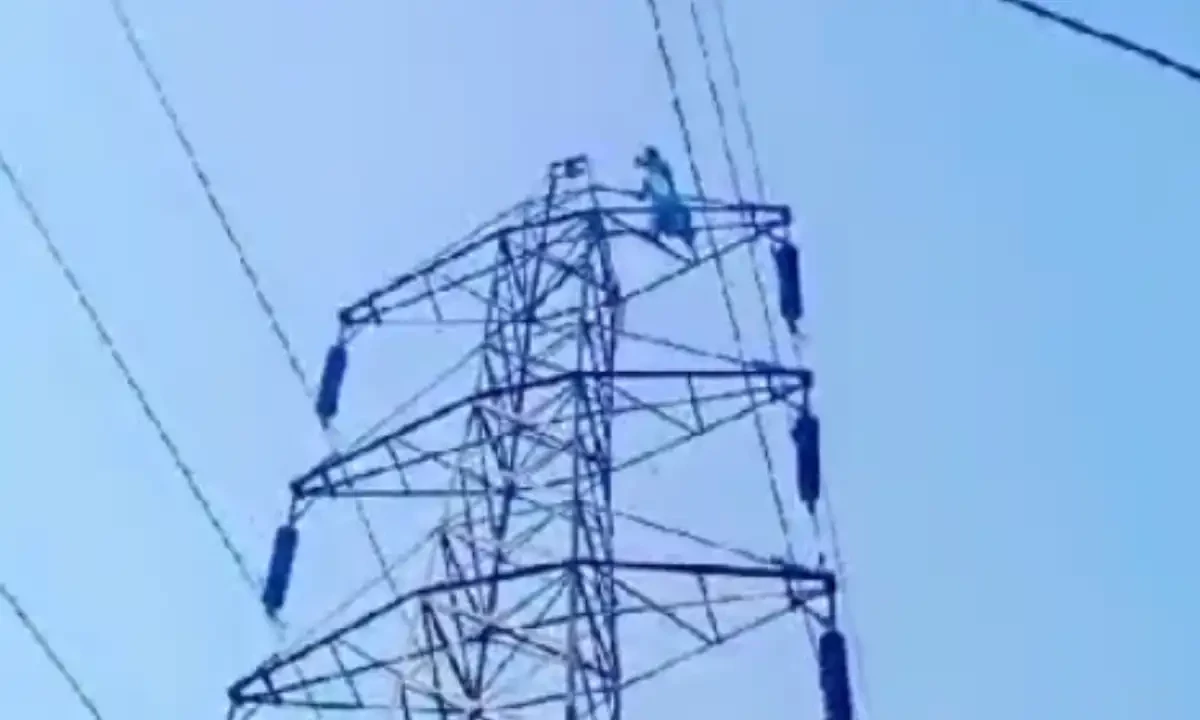 ملتان: ناراض بیوی کو منانے کیلئے شوہر بجلی کے کھمبے پر چڑھ گیا