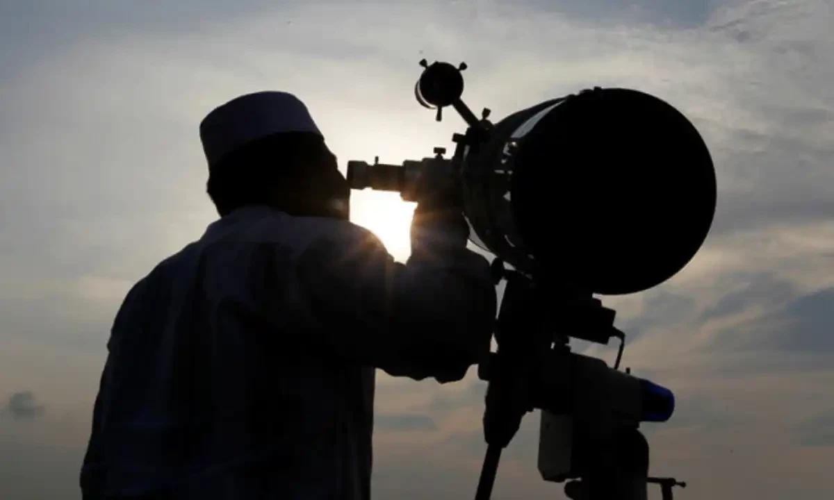 A Muslim man uses a telescope to observe the moon before the holy month of Ramadan at Al-Musyari’in mosque in Jakarta, Indonesia, on Sunday. The Saudi Supreme Court on Sunday declared Monday, June 6, 2016, as the first month of the fasting month of Ramadan. (REUTERS/Iqro Rinaldi) A Muslim man uses a telescope to observe the moon before the holy month of Ramadan at Al-Musyari’in mosque in Jakarta, Indonesia, on Sunday. The Saudi Supreme Court on Sunday declared Monday, June 6, 2016, as the first month of the fasting month of Ramadan. (REUTERS/Iqro Rinaldi)