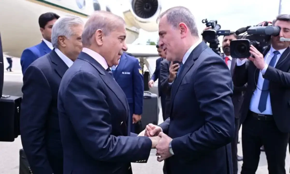 Prime Minister Muhammad Shehbaz Sharif is being received by Foreign Minister of Azerbaijan Jeyhun Bayramov at Lachin Airport.  Photo via APP Prime Minister Muhammad Shehbaz Sharif is being received by Foreign Minister of Azerbaijan Jeyhun Bayramov at Lachin Airport.  Photo via APP