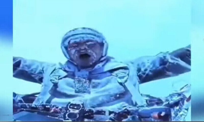 چین کا پیرا گلائیڈرغلطی سے 27 ہزار 800 فٹ کی بلندی پر جا پہنچا