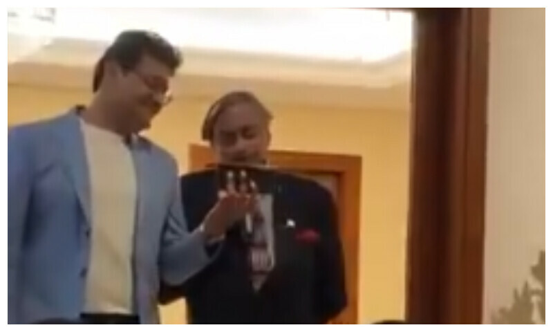 ’یہ پہلگام واقعے کا جشن منا رہا ہے‘ ششی تھرور کے گانا گانے پر بھارتی صارفین کی تنقید