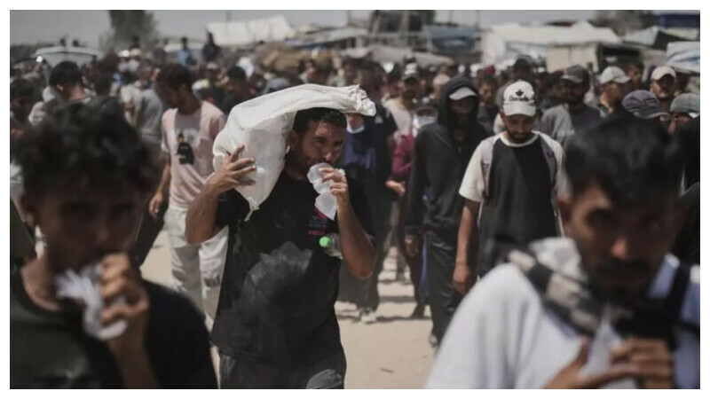 Palestinians carry bags containing food and humanitarian aid packages in Rafah, southern Gaza Strip, on June 6, 2025. © Abdel Kareem Hana, AP Palestinians carry bags containing food and humanitarian aid packages in Rafah, southern Gaza Strip, on June 6, 2025. © Abdel Kareem Hana, AP