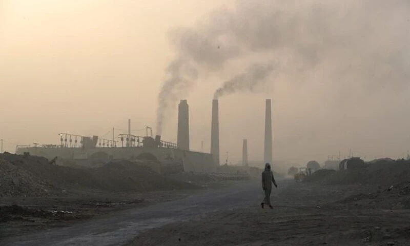 A general view shows brick factories as smoke rises from the stacks in the town of Nahrawan in Baghdad, Iraq June 5, 2022. REUTERS A general view shows brick factories as smoke rises from the stacks in the town of Nahrawan in Baghdad, Iraq June 5, 2022. REUTERS
