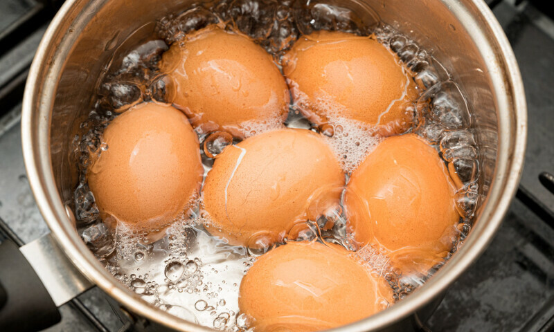 فریج سے انڈے نکال کر فوراً اُبالنا کیوں غلط ہے؟