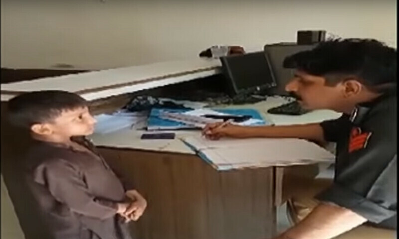 حیدرآباد: کھیلنے سے روکا تو 8 سالہ ایاز تھانے پہنچ گیا!