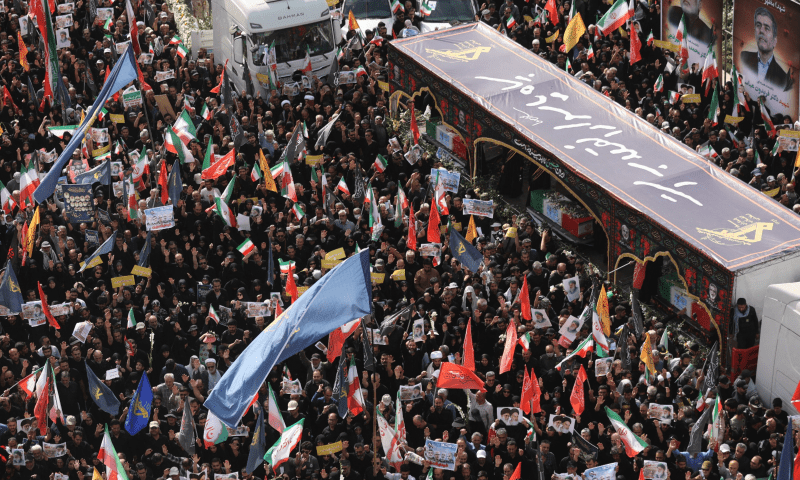 اسرائیلی حملوں میں شہید ایران کے اعلیٰ عسکری کمانڈرز اور شہریوں کی نماز جنازہ ادا، عوام کی بڑی تعداد شریک